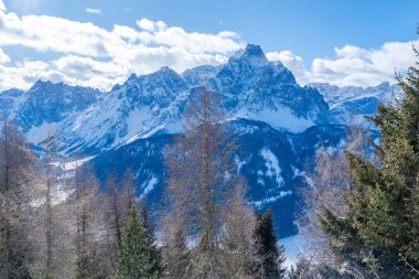 İtalya 'nın Kronplatz kentindeki Dolomitlerle kaplı kış manzarası