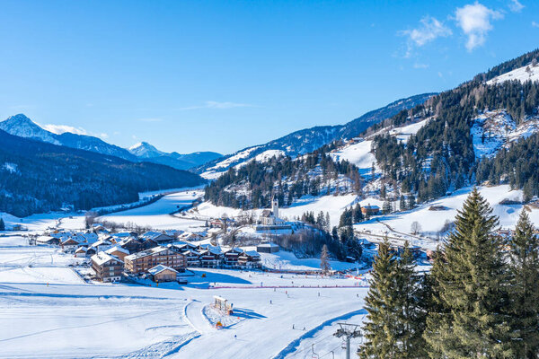 VERSCIACO-VIERSCHACH, ITALY - 23 ЯНВАРЯ 2024: Расположенный в регионе Сесто в захватывающей южной части Тироля, Versciaco является очень популярным горнолыжным курортом в итальянских Доломитовых Альпах.