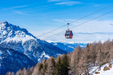 Kronplatz, İtalya 'da mavi gökyüzüne karşı teleferik kablosu ve kar kaplı Dolomitler