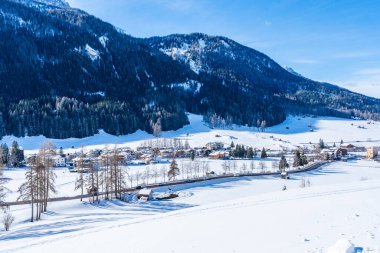 İtalya 'nın Kronplatz kentindeki Dolomitlerle kaplı kış manzarası