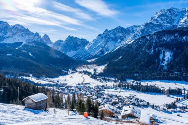 İtalya 'nın Kronplatz kentindeki Dolomitlerle kaplı kış manzarası