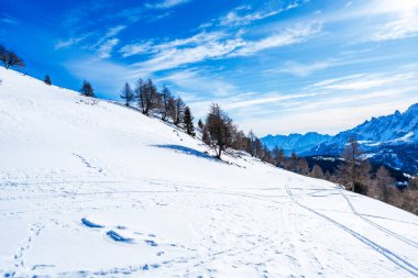İtalya 'nın Kronplatz kentindeki Dolomitlerle kaplı kış manzarası