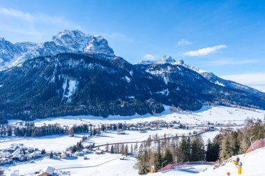 İtalya 'nın Kronplatz kentindeki Dolomitlerle kaplı kış manzarası