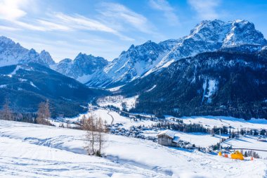 İtalya 'nın Kronplatz kentindeki Dolomitlerle kaplı kış manzarası