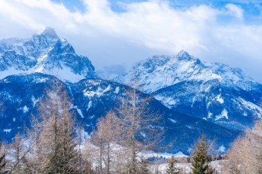 İtalya 'nın Kronplatz kentindeki Dolomitlerle kaplı kış manzarası