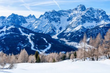 İtalya 'nın Kronplatz kentindeki Dolomitlerle kaplı kış manzarası