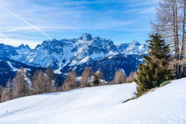 İtalya 'nın Kronplatz kentindeki Dolomitlerle kaplı kış manzarası