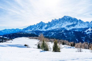 İtalya 'nın Kronplatz kentindeki Dolomitlerle kaplı kış manzarası