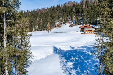 İtalya 'nın Kronplatz kentindeki Dolomitlerle kaplı kış manzarası