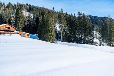 İtalya 'nın Kronplatz kentindeki Dolomitlerle kaplı kış manzarası