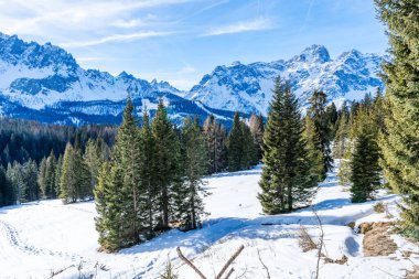 İtalya 'nın Kronplatz kentindeki Dolomitlerle kaplı kış manzarası