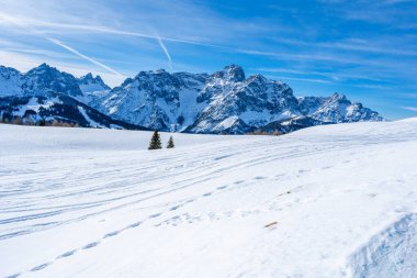 İtalya 'nın Kronplatz kentindeki Dolomitlerle kaplı kış manzarası