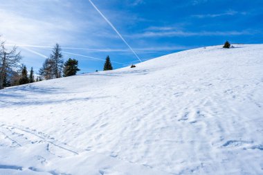İtalya 'nın Kronplatz kentindeki Dolomitlerle kaplı kış manzarası