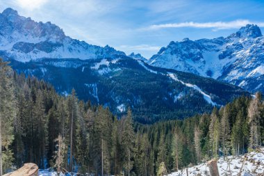 İtalya 'nın Kronplatz kentindeki Dolomitlerle kaplı kış manzarası