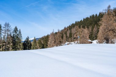 İtalya 'nın Kronplatz kentindeki Dolomitlerle kaplı kış manzarası