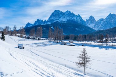 İtalya 'nın Kronplatz kentindeki Dolomitlerle kaplı kış manzarası