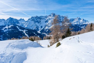 İtalya 'nın Kronplatz kentindeki Dolomitlerle kaplı kış manzarası