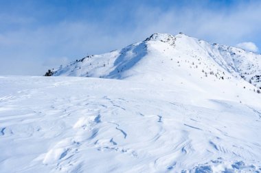 İtalya 'nın Kronplatz kentindeki Dolomitlerle kaplı kış manzarası