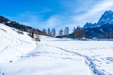 İtalya 'nın Kronplatz kentindeki Dolomitlerle kaplı kış manzarası