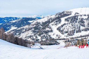 KRONPLATZ, İtalya - 21 Ocak 2024: Pustertal Vadisi 'nde yer alan Kronplatz, Güney Tyrol' daki bir numaralı kış sporları merkezi olarak kabul edilmektedir.