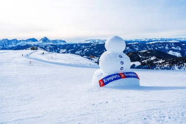 KRONPLATZ, İtalya - 21 Ocak 2024: Pustertal Vadisi 'nde yer alan Kronplatz, Güney Tyrol' daki bir numaralı kış sporları merkezi olarak kabul edilmektedir.