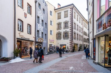 BRUNECK-BRUNICO, İtalya - 22 Ocak 2024: Bruneck 'teki en büyük Pustertal Vadisi' nin manzaralı eski kasabası