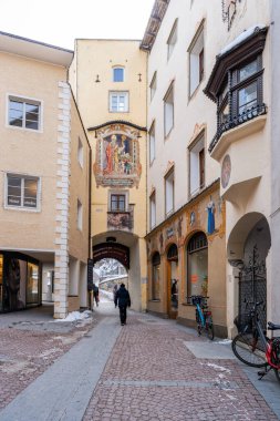 BRUNECK-BRUNICO, İtalya - 22 Ocak 2024: Bruneck 'teki en büyük Pustertal Vadisi' nin manzaralı eski kasabası