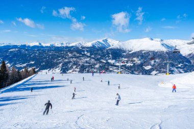 VERSCIACO-VIERSCHACH, İtalya - 23 Ocak 2024: Nefes kesici Güney Tyrol kayak alanının Sesto bölgesinde bulunan Versciaco, İtalyan Dolomitleri 'nde çok popüler bir kayak merkezidir..