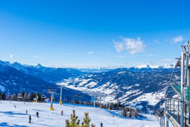 VERSCIACO-VIERSCHACH, İtalya - 23 Ocak 2024: Nefes kesici Güney Tyrol kayak alanının Sesto bölgesinde bulunan Versciaco, İtalyan Dolomitleri 'nde çok popüler bir kayak merkezidir..