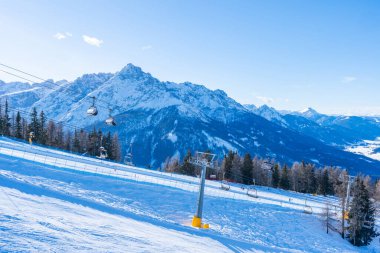 VERSCIACO-VIERSCHACH, İtalya - 23 Ocak 2024: Nefes kesici Güney Tyrol kayak alanının Sesto bölgesinde bulunan Versciaco, İtalyan Dolomitleri 'nde çok popüler bir kayak merkezidir..