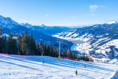 VERSCIACO-VIERSCHACH, İtalya - 23 Ocak 2024: Nefes kesici Güney Tyrol kayak alanının Sesto bölgesinde bulunan Versciaco, İtalyan Dolomitleri 'nde çok popüler bir kayak merkezidir..