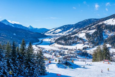 VERSCIACO-VIERSCHACH, İtalya - 23 Ocak 2024: Nefes kesici Güney Tyrol kayak alanının Sesto bölgesinde bulunan Versciaco, İtalyan Dolomitleri 'nde çok popüler bir kayak merkezidir..