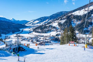 VERSCIACO-VIERSCHACH, İtalya - 23 Ocak 2024: Nefes kesici Güney Tyrol kayak alanının Sesto bölgesinde bulunan Versciaco, İtalyan Dolomitleri 'nde çok popüler bir kayak merkezidir..