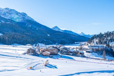 VERSCIACO-VIERSCHACH, İtalya - 23 Ocak 2024: Nefes kesici Güney Tyrol kayak alanının Sesto bölgesinde bulunan Versciaco, İtalyan Dolomitleri 'nde çok popüler bir kayak merkezidir..