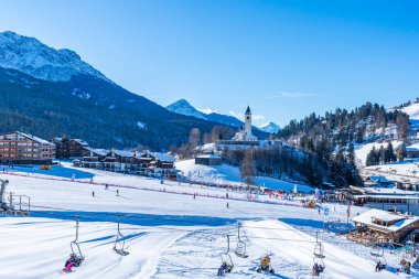 VERSCIACO-VIERSCHACH, İtalya - 23 Ocak 2024: Nefes kesici Güney Tyrol kayak alanının Sesto bölgesinde bulunan Versciaco, İtalyan Dolomitleri 'nde çok popüler bir kayak merkezidir..