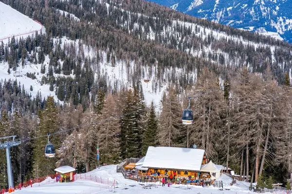 KRONPLATZ, İtalya - 21 Ocak 2024: Pustertal Vadisi 'nde yer alan Kronplatz, Güney Tyrol' daki bir numaralı kış sporları merkezi olarak kabul edilmektedir.