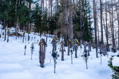 BRUNECK-BRUNICO, İtalya - 25 Ocak 2024: Avusturya-Macaristan Mezarlığı olarak bilinen Bruneck 'teki Askerler Mezarlığı, Birinci ve İkinci Dünya Savaşı' nın follen askerleri için bir askeri mezarlıktır.