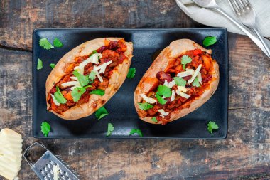 Etsiz Quorn biberli fırında tatlı patates.