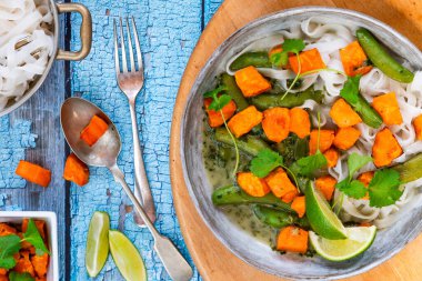 Pirinç erişteli patates körisi