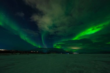 Aurora Borealis - Kuzey ışıkları - Abisko, İsveç 'teki donmuş Tornetrask gölünün üzerinde