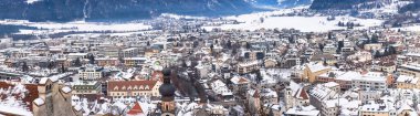Brunico 'nun geniş panoramik hava manzarası (Bruneck), Güney Tyrol, İtalya.