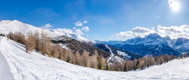 Kronplatz, İtalya 'da kar kaplı Dolomitlerle geniş panoramik manzara