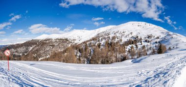 Kronplatz, İtalya 'da kar kaplı Dolomitlerle geniş panoramik manzara