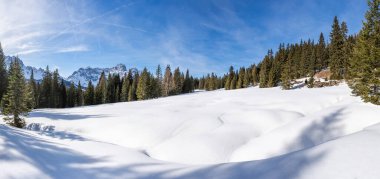 İtalyan Dolomitlerinde Kronplatz 'da kış panoramik manzarası