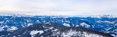 Kronplatz, İtalya 'da kar kaplı Dolomitlerle geniş panoramik manzara