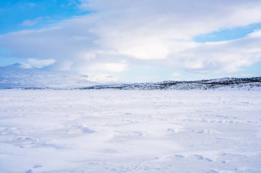 Abisko, İsveç 'teki donmuş Tornetrask Gölü