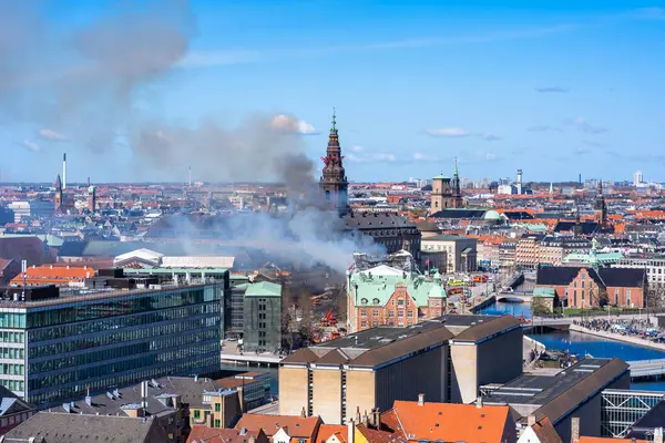 코펜하겐 덴마크 2024년 16일 역사적인 코펜하겐 거래소가 화요일 아침에 불꽃에 스톡 사진