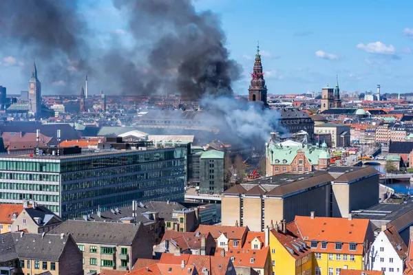 Copenhagen Dania Kwiecień 2024 Czarny Dym Dryfuje Nad Centrum Kopenhagi Zdjęcie Stockowe