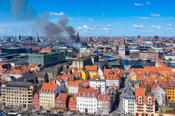 Kopenhagen Dänemark April 2024 Schwarzer Rauch Zieht Über Das Zentrum lizenzfreie Stockbilder