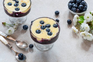 Beyaz çikolatalı ganache ve taze yaban mersini karışımı.